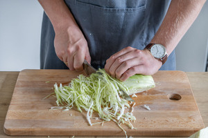 Weißkohl in Streifen schneiden