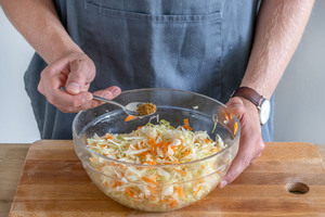 Kümmel zum Weißkrautsalat geben