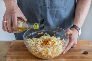 Essig zum Salat geben