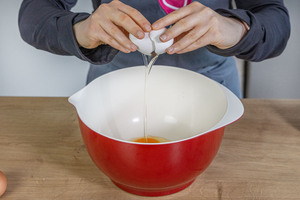 Eier in eine Schüssel geben