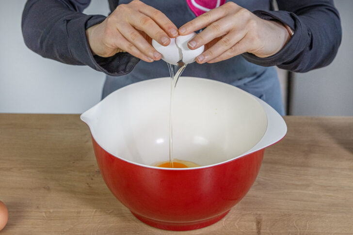 Eier in eine Schüssel geben