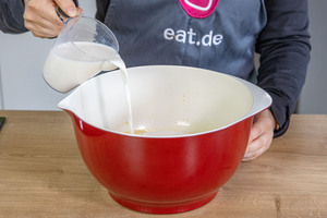 Milch dazugießen