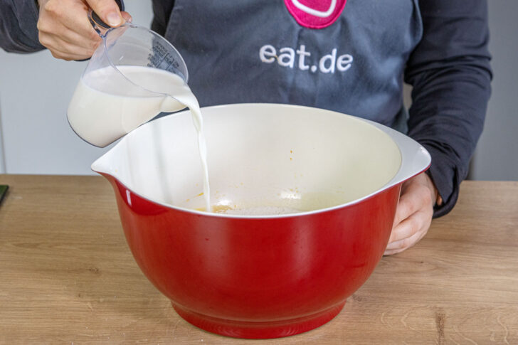 Milch dazugießen