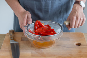 Paprika abtropfen lassen