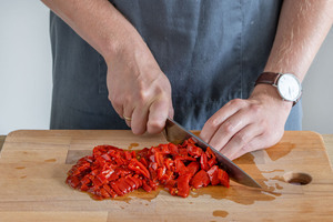 Geröstete Paprika schneiden