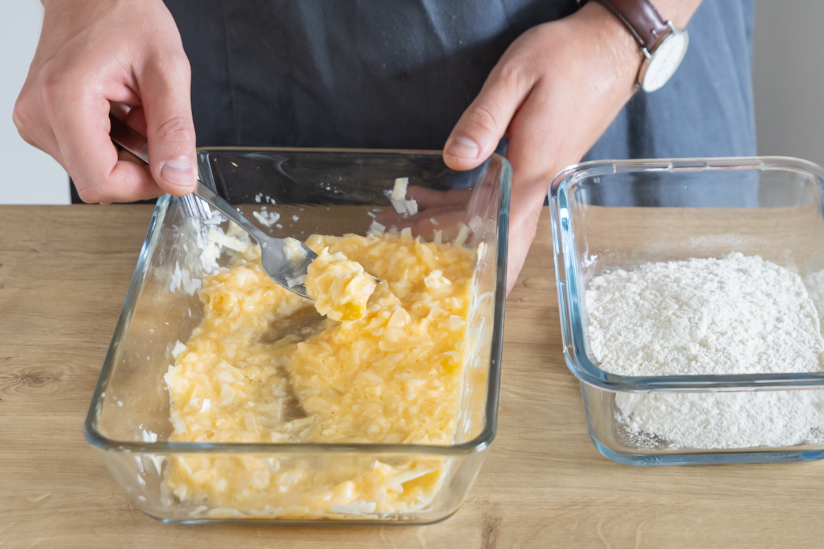 Parmesan-Ei-Panade für Kalbsschnitzel vorbereiten