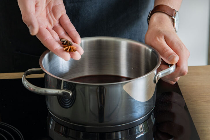 Sternanis zum Rotwein geben