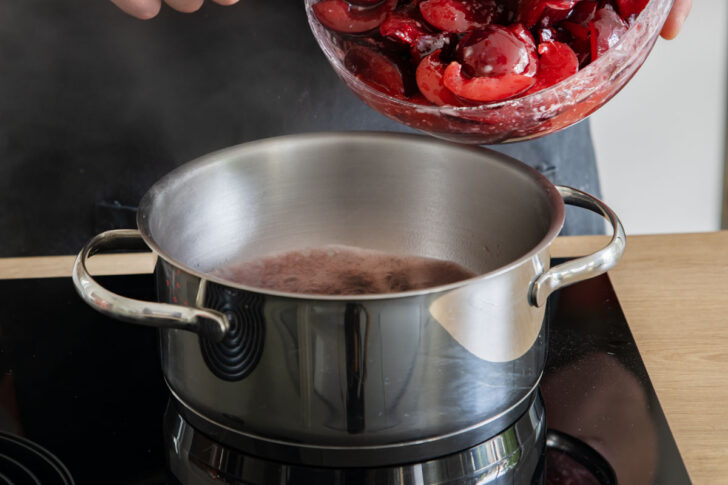Pflaumen in Rotwein geben