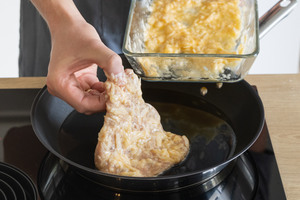 Piccata Milanese in reichlich Öl ausbacken