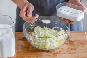 Zucker und Salz dazugeben