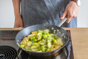 Rosenkohl und Kartoffeln anbraten