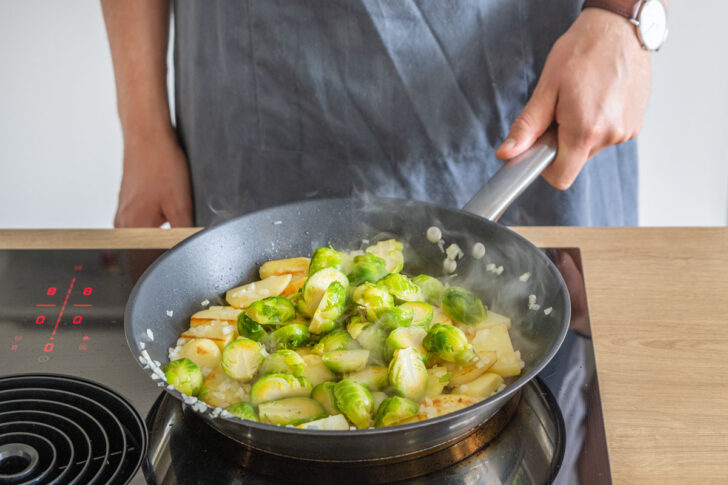 Rosenkohl und Kartoffeln anbraten