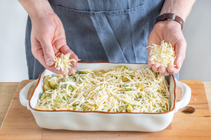 Veganen Käse über den Auflauf geben
