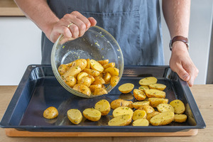 Rosmarinkartoffeln auf ein Backblech geben