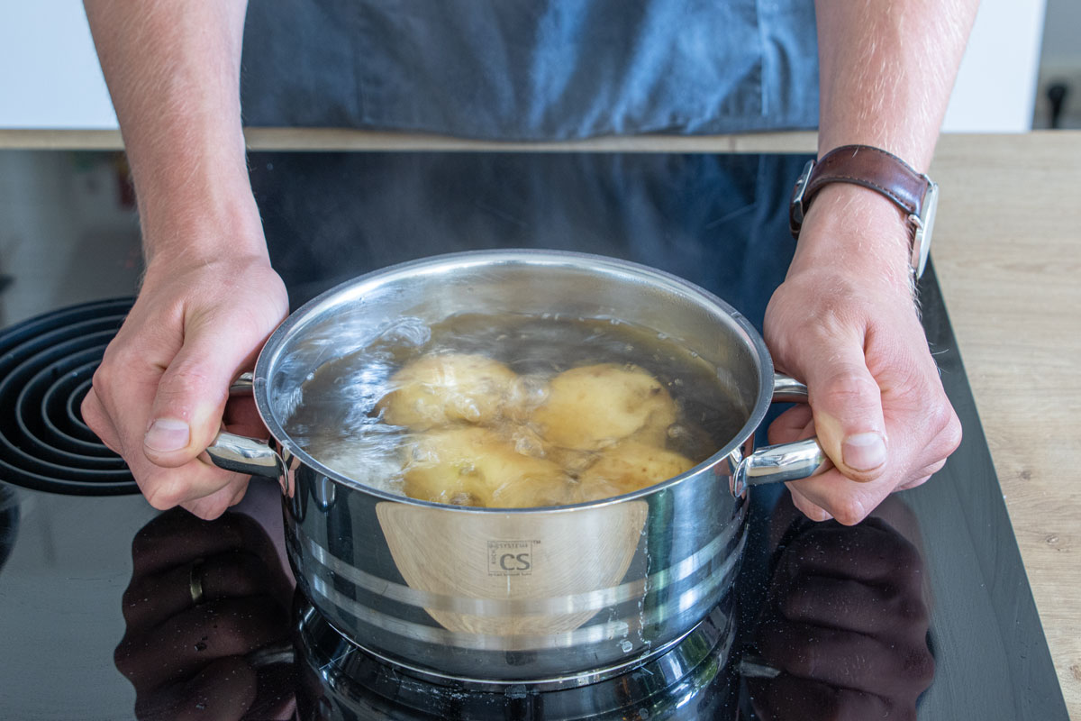Für Gebratenes Rotbarschfilet mit  Kartoffel-Radieschen-Salat zuerst Kartoffeln kochen