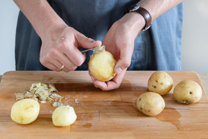 Kartoffeln schälen