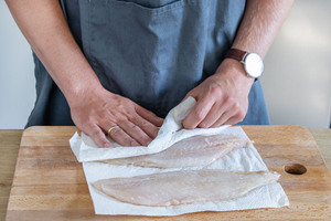 Fischfilet abtupfen
