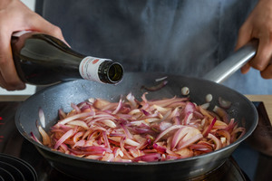 Wein zu den Zwiebeln gießen
