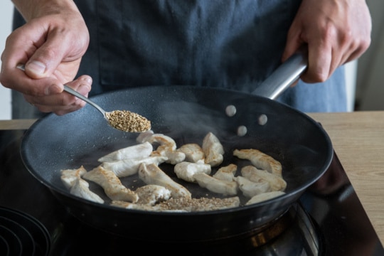 Salat mit Hähnchenstreifen und Joghurtdressing I Rezept - eat.de