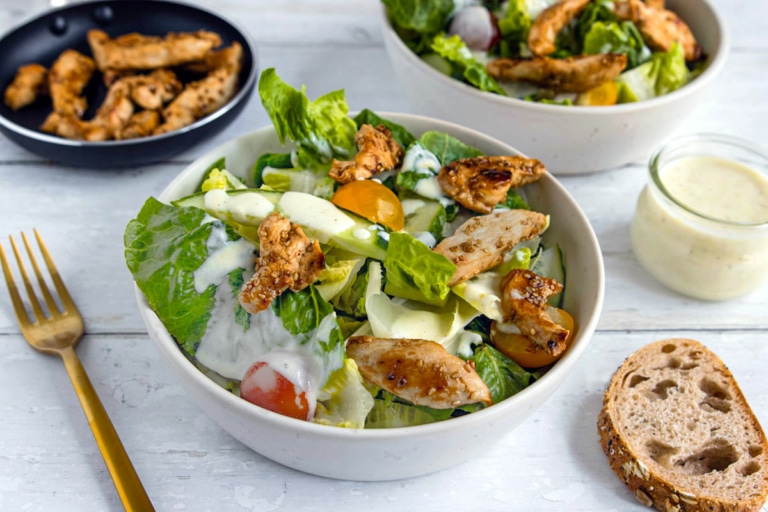 Salat mit Hähnchenstreifen und Joghurtdressing I Rezept - eat.de
