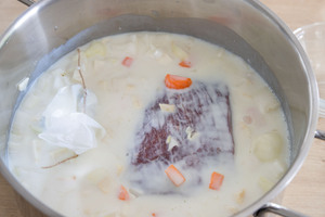 Sauerbraten in Buttermilch marinieren
