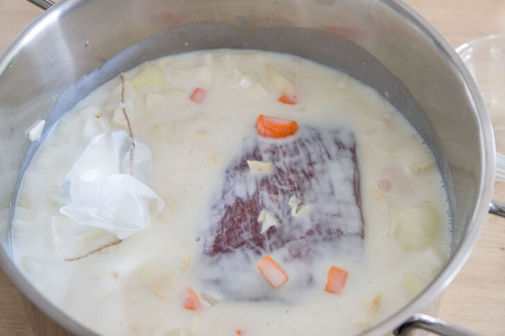 Sauerbraten in Buttermilch marinieren
