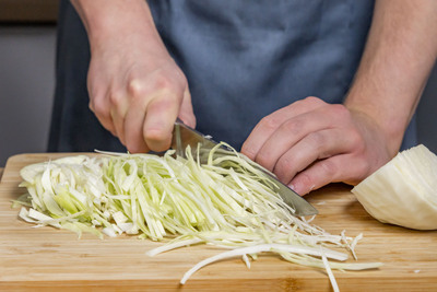Weißkohl in Streifen schneiden