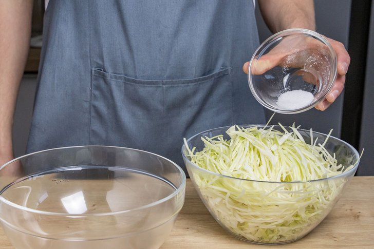 Salz zum Weißkraut geben