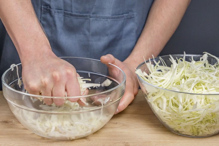 Weißkraut mit Händen kneten