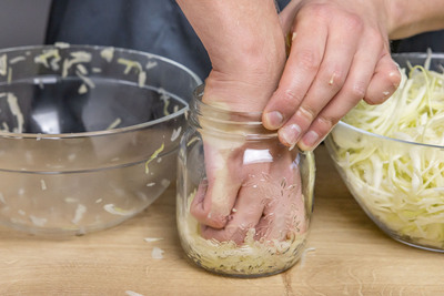 Weißkohl in Gläser füllen