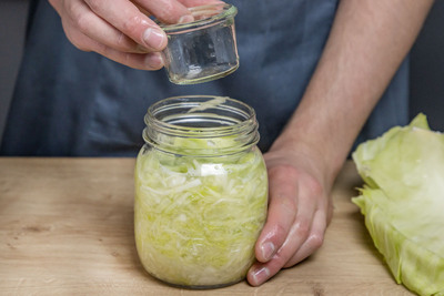 Weißkohl mit Glas beschweren