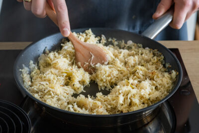 Sauerkraut braten und schmoren