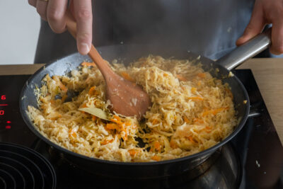 Sauerkraut braten und schmoren