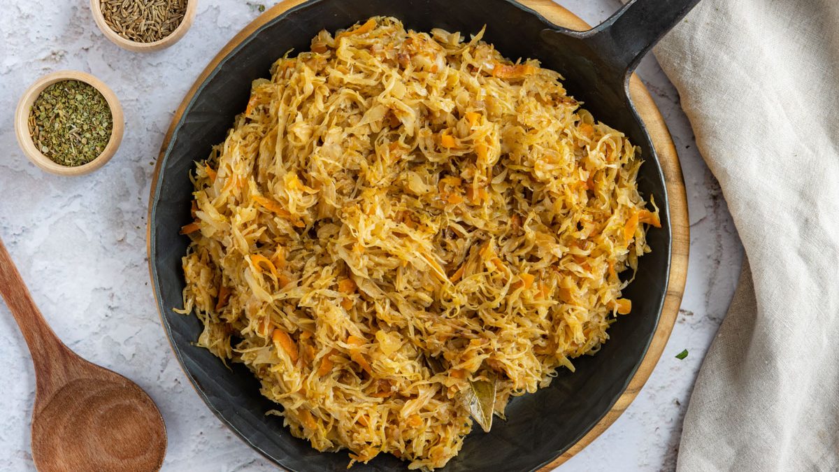 Sauerkraut braten und braun schmoren | Rezept - eat.de