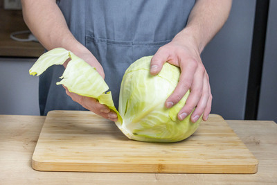 Außenblätter vom Kohl abtrennen