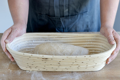 Brot in Gärkorb legen