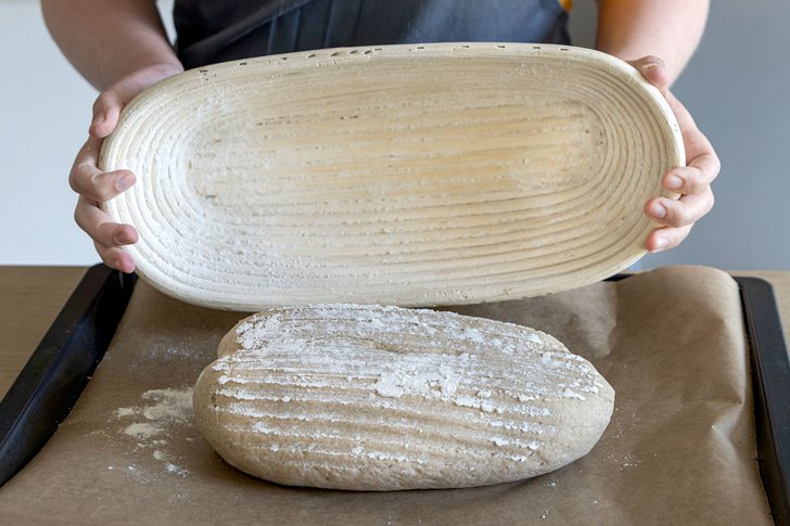Roggenbrot mit Sauerteig auf ein Backblech stürzen