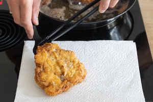 Schnitzel auf Küchenpapier abtropfen lassen