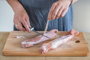 Schweinefilet von Sehnen und Fett befreien