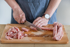 Schweinefleisch in Streifen schneiden