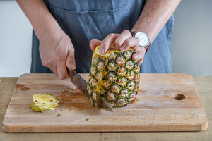Ananas schälen
