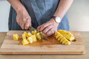 Ananas schneiden