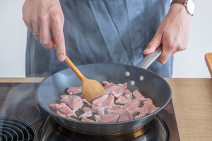 Geschnetzeltes vom Schwein anbraten