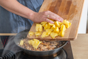 Ananas zum Schweinegeschnetzelten geben