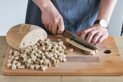 Brot in Würfel schneiden