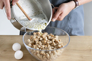 Milchmasse zu den Brotwürfeln geben