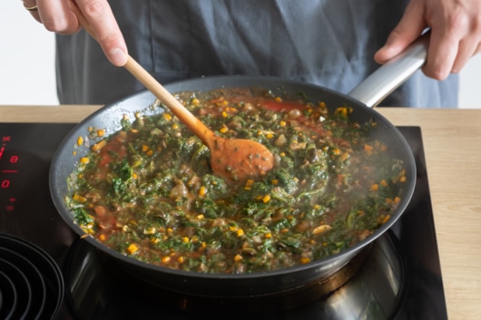 Spinat-Tomatensauce für die Gemüselasagne zubereiten
