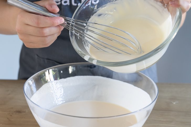 Aufgelöste Stärke unter die Füllung vom Brombeerkuchen rühren