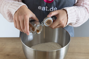 Stollengewürz mit Mehl und Salz vermengen