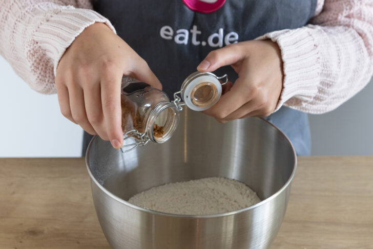 Stollengewürz mit Mehl und Salz vermengen